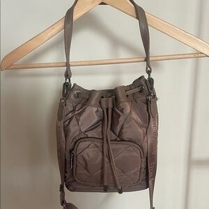 Brown Quilted Drawstring Bucket Bag Steve Madden bnya